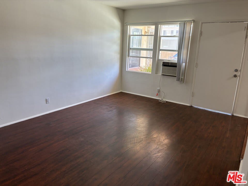 15943 Victory Blvd – photo 1