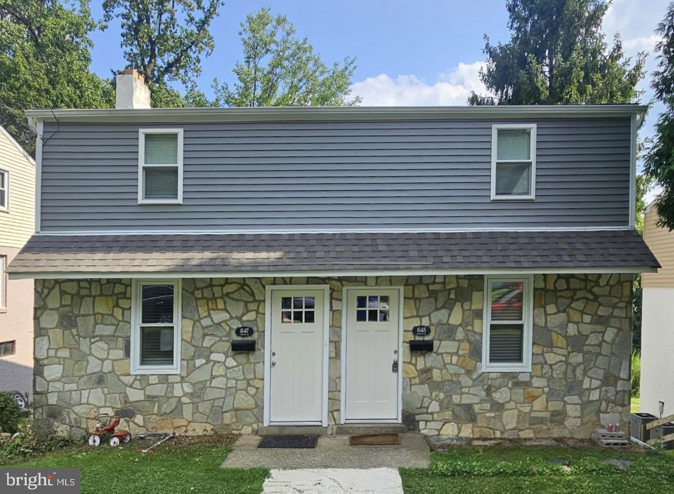647 ROBERTS Avenue – photo 1