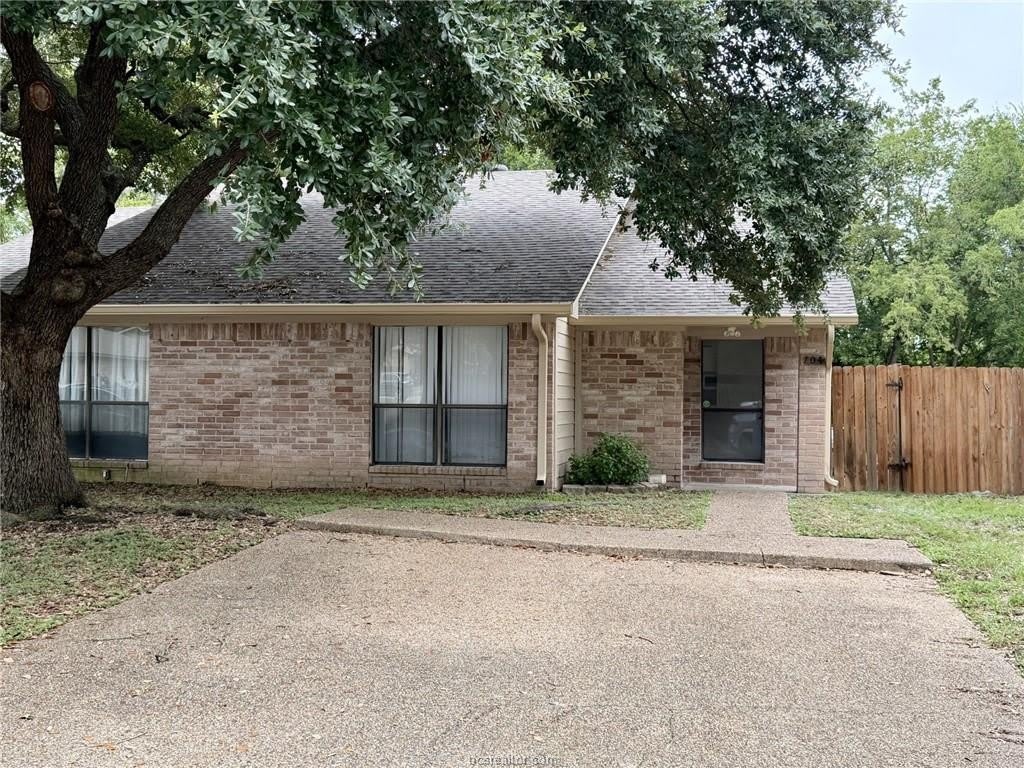 704 Cross Timbers Drive – photo 1 of 14