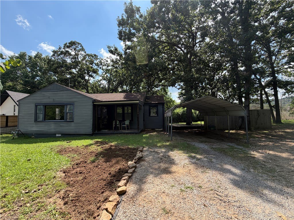 1095 S Ray Avenue – photo 1 of 24