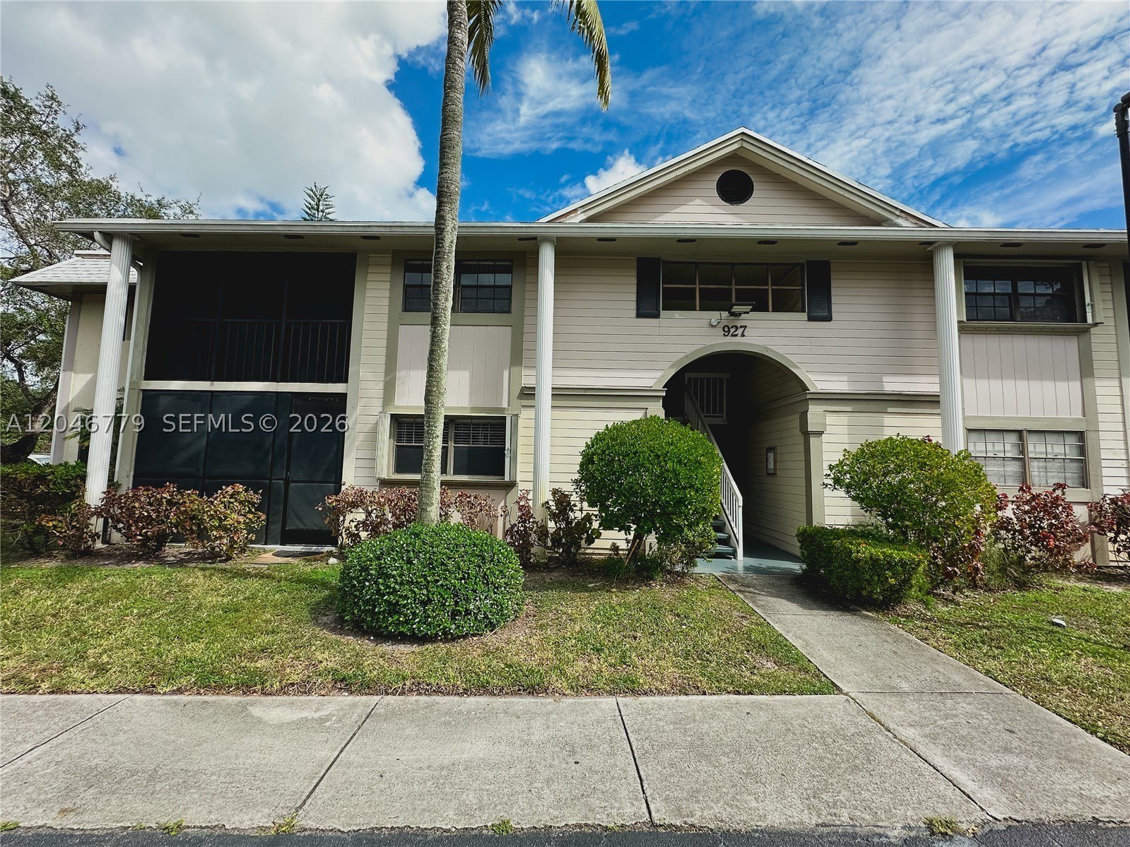 927 NE 199th St – photo 1