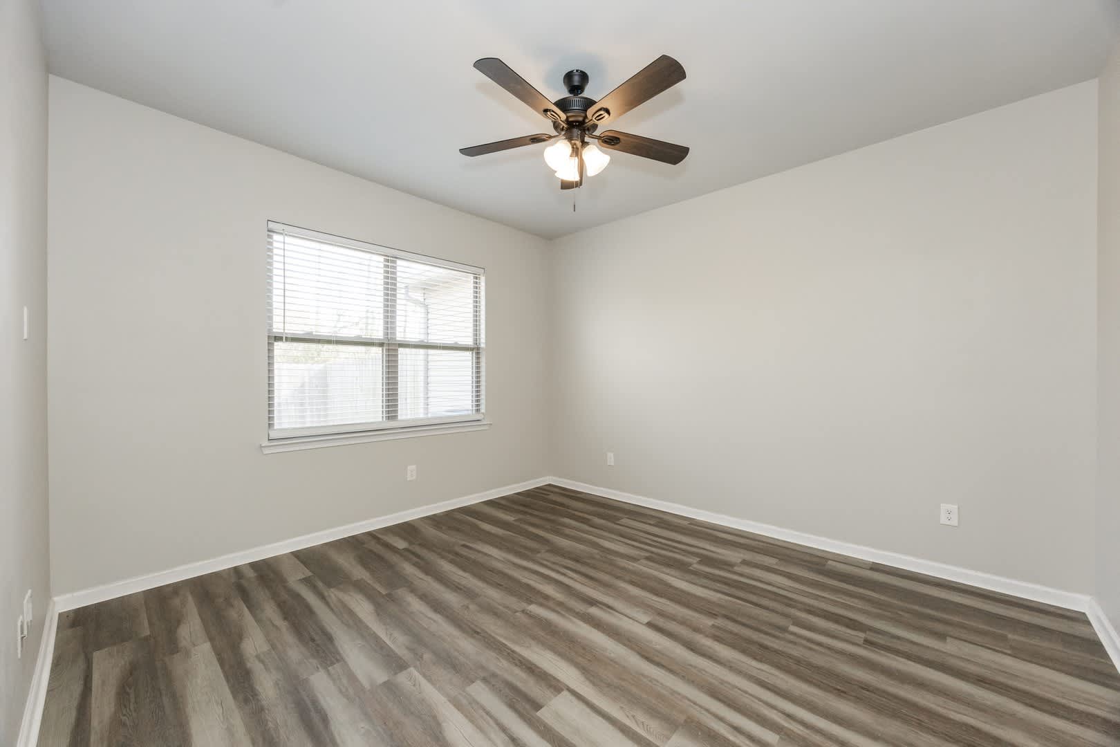 2948 S Roth Ave – photo 1 of 16
