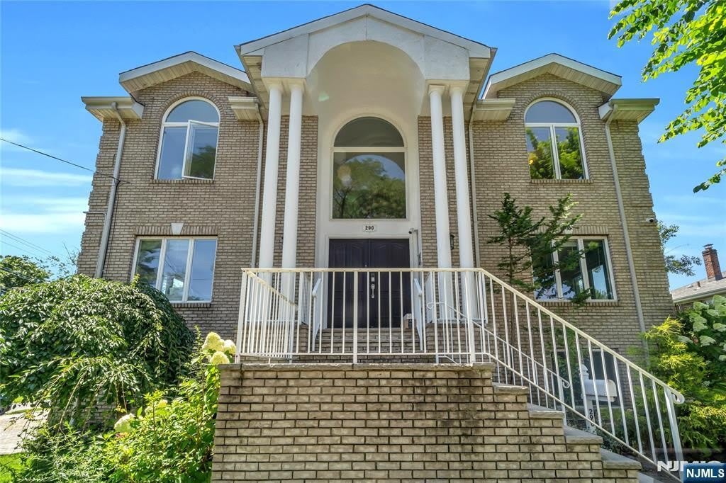 290 Mohegan Way – photo 1