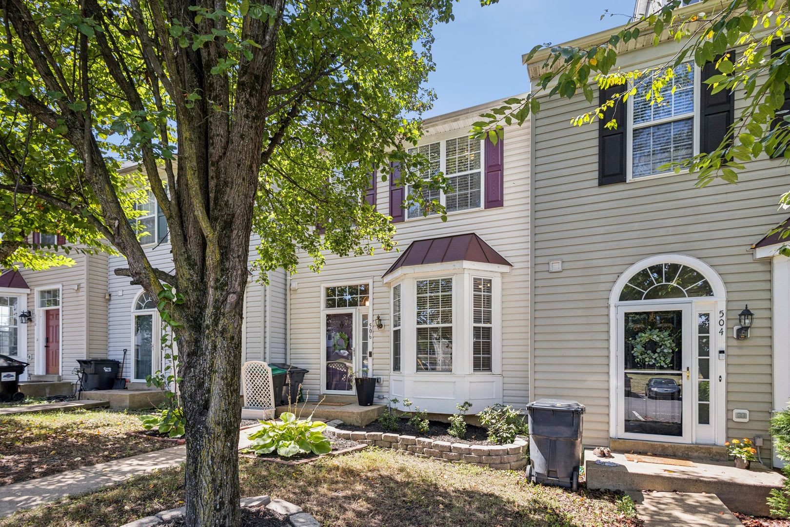 This Spacious 4 Bedroom 3 5 Bath Townhome Has Been Beautifully Refreshed And Is Ready For You To Make It Your Own In A Community Full Of Amenities – photo 1