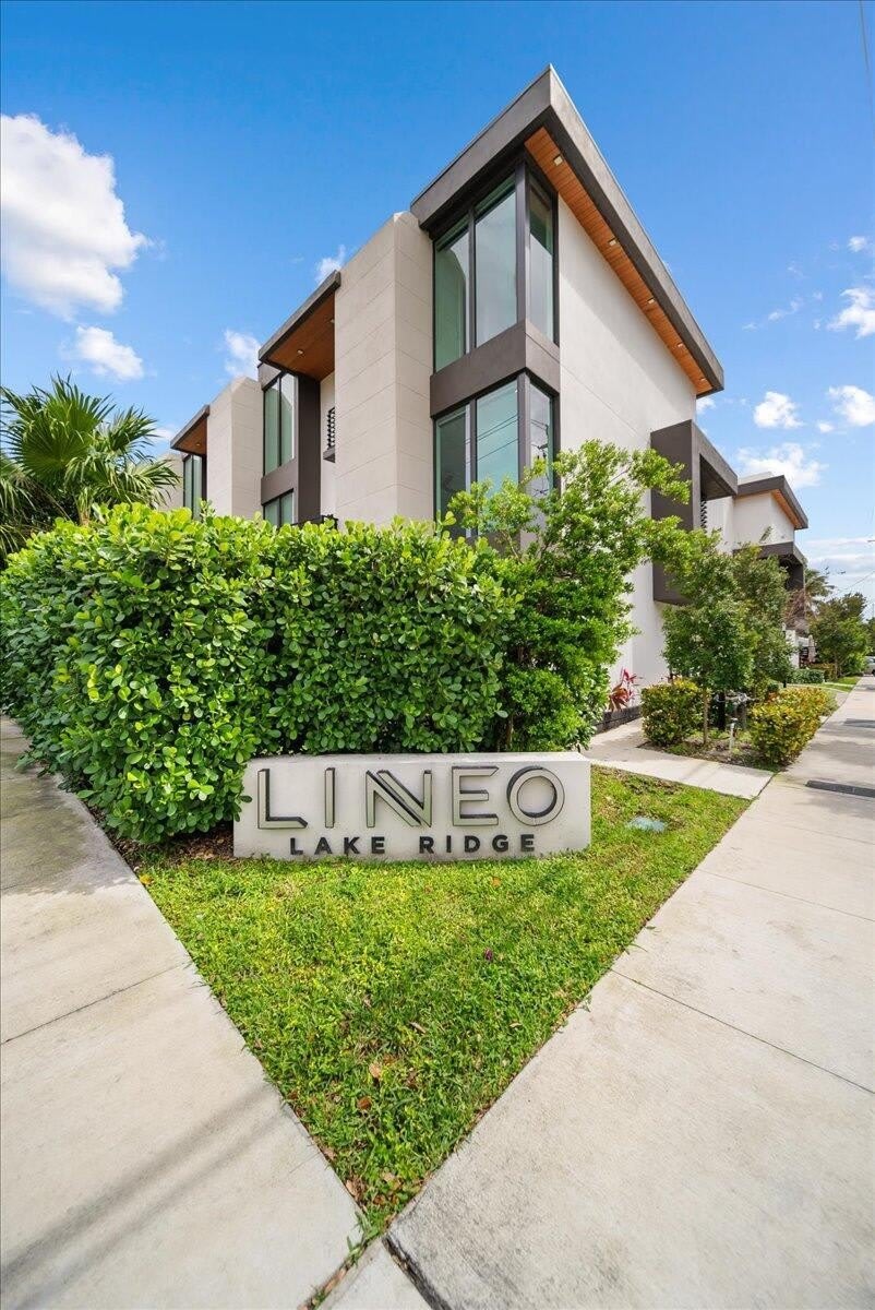 1052 N Victoria Park Road – photo 1