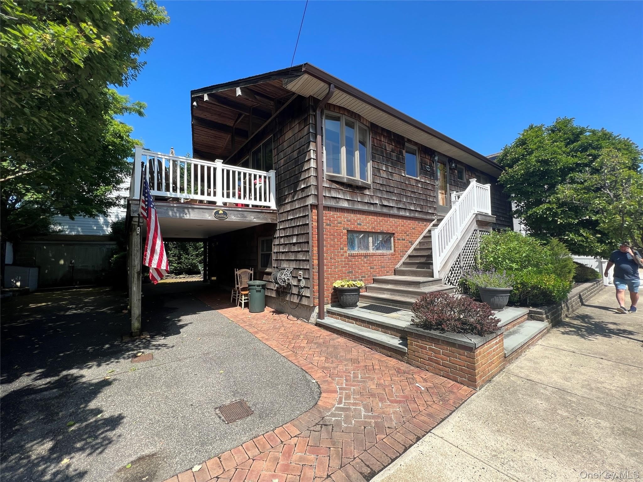 71 Garden City Avenue – photo 1 of 12