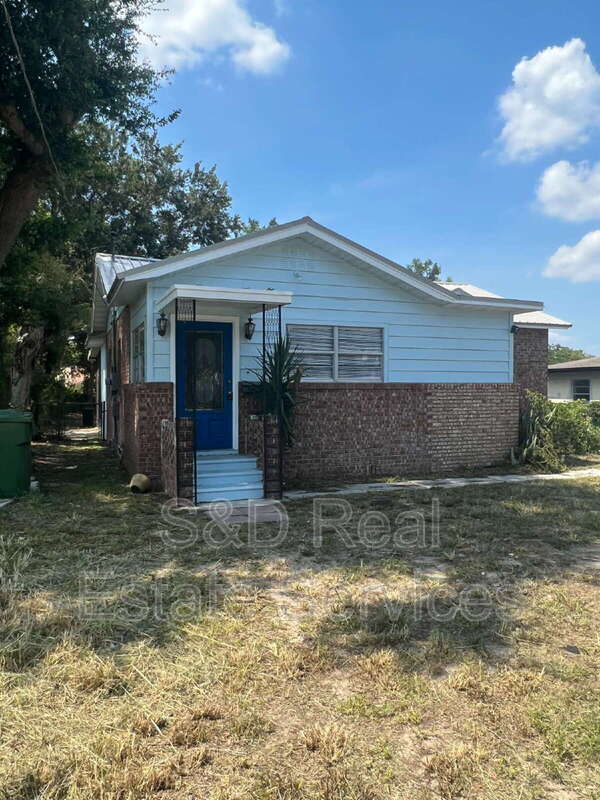 407 Ave A SE – photo 1 of 11