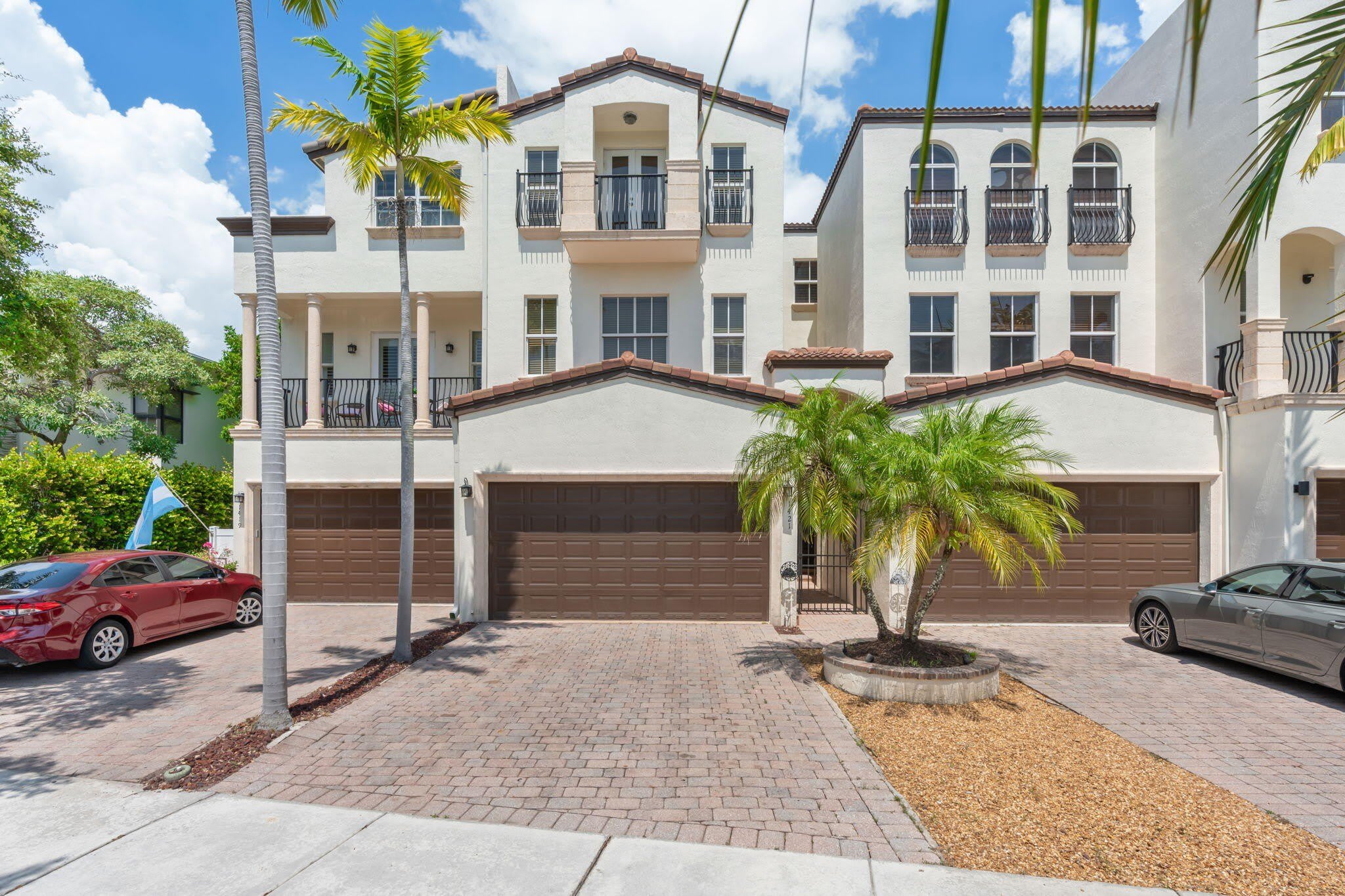 1421 NE 26th Avenue – photo 1