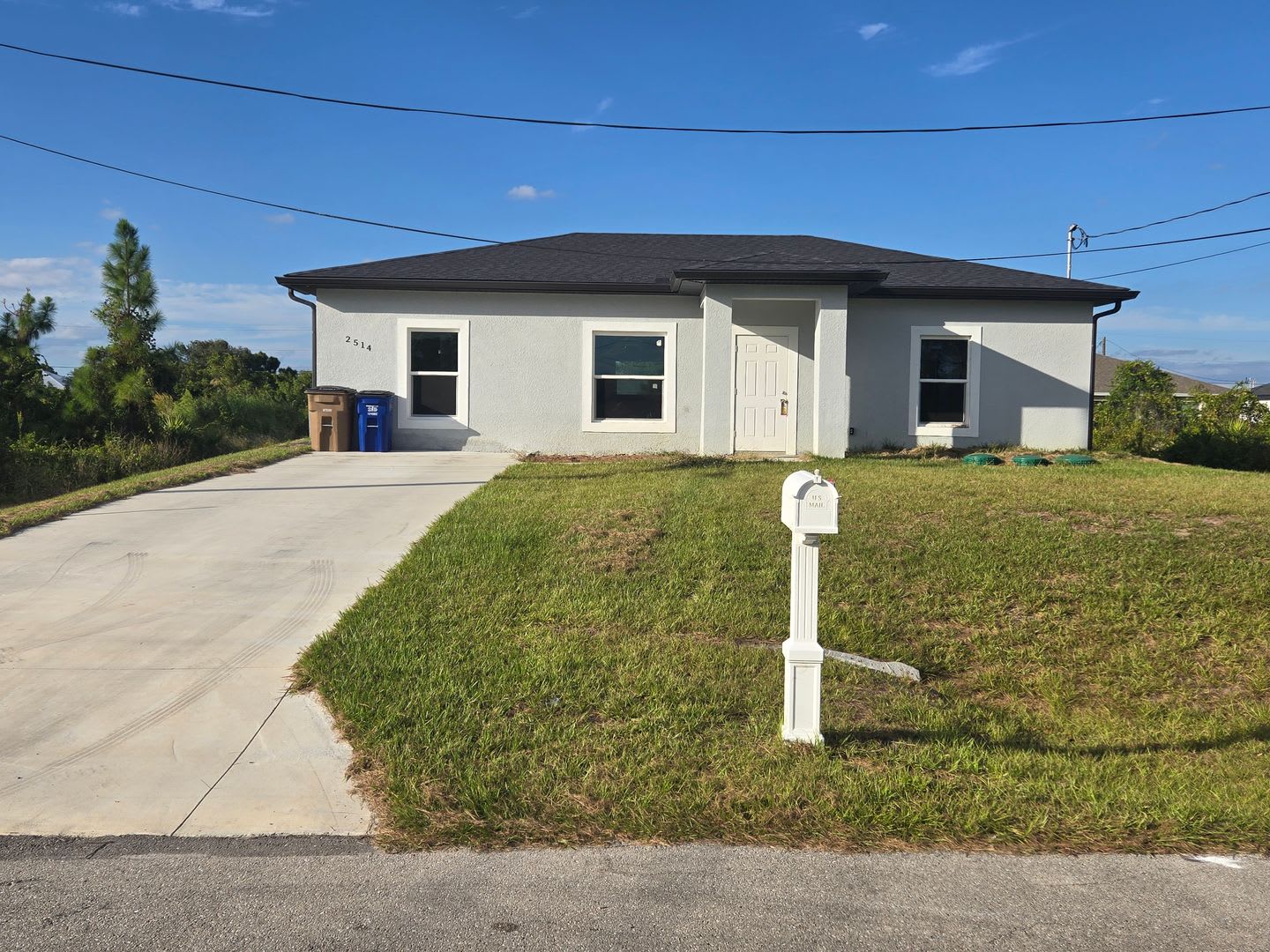 Great location, close to ST RD 82-Three bedroom/2 bathroom – photo 1
