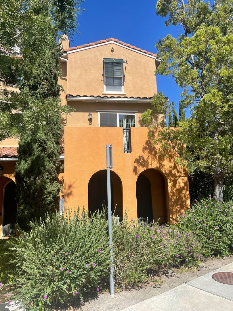 3 Bedrooms 3 Baths Townhome For Rent In Eastlake – photo 1