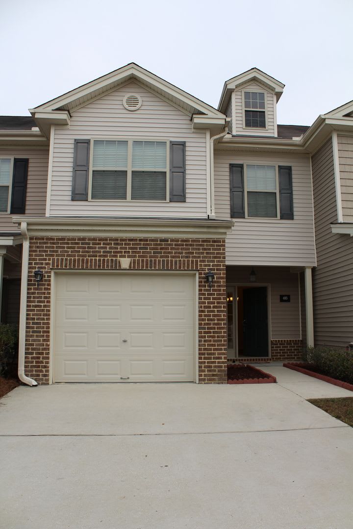 Like New town home centrally located to Ft. Stewart, HAAF,and Savannah – photo 1