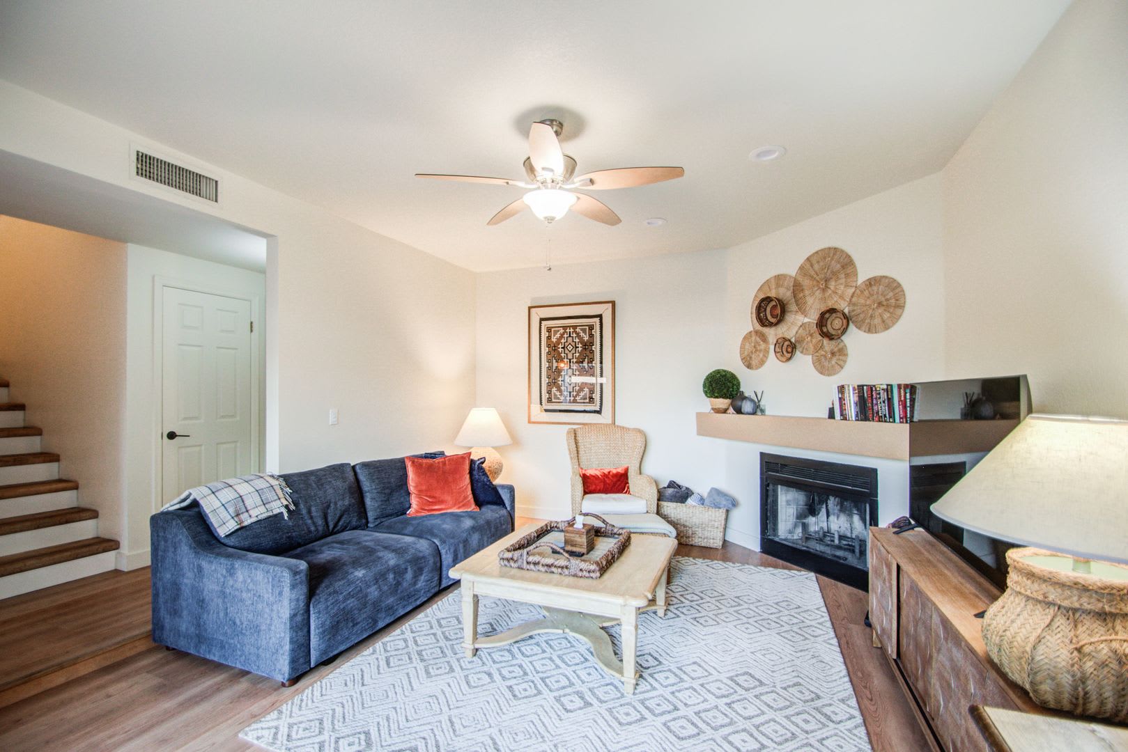 Stunning Fully Furnished Rental! – photo 1