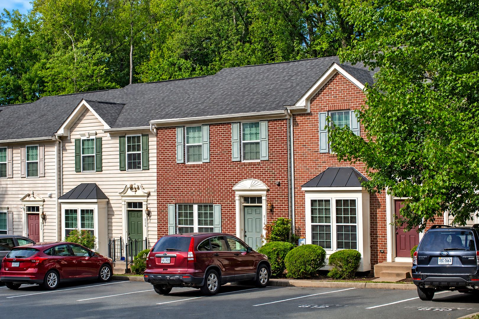Move-in Ready Student + Pet-Friendly Townhome Near UVA & Downtown – photo 1
