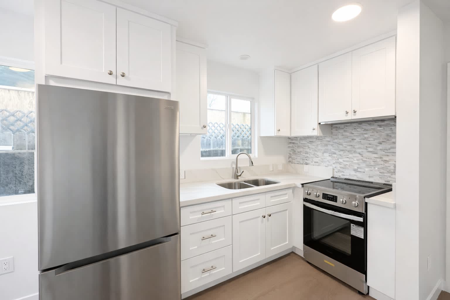 6907 Noble Ave – photo 1