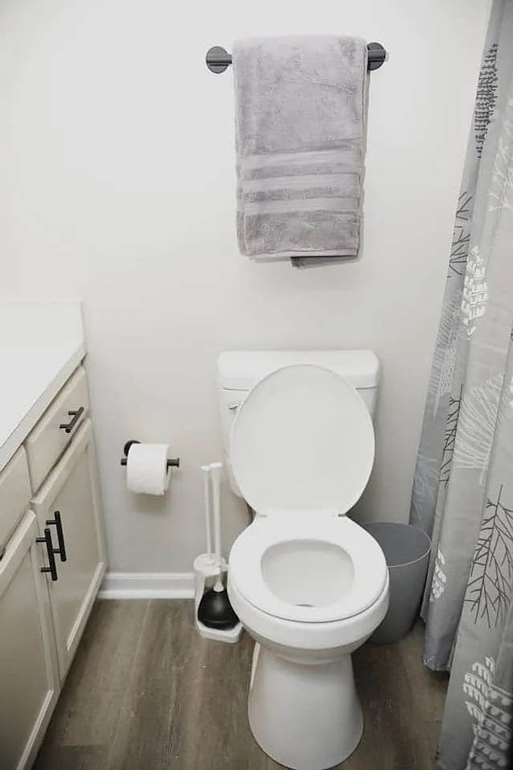 Room in 2 Bedroom Home at Forest View Ave – photo 1
