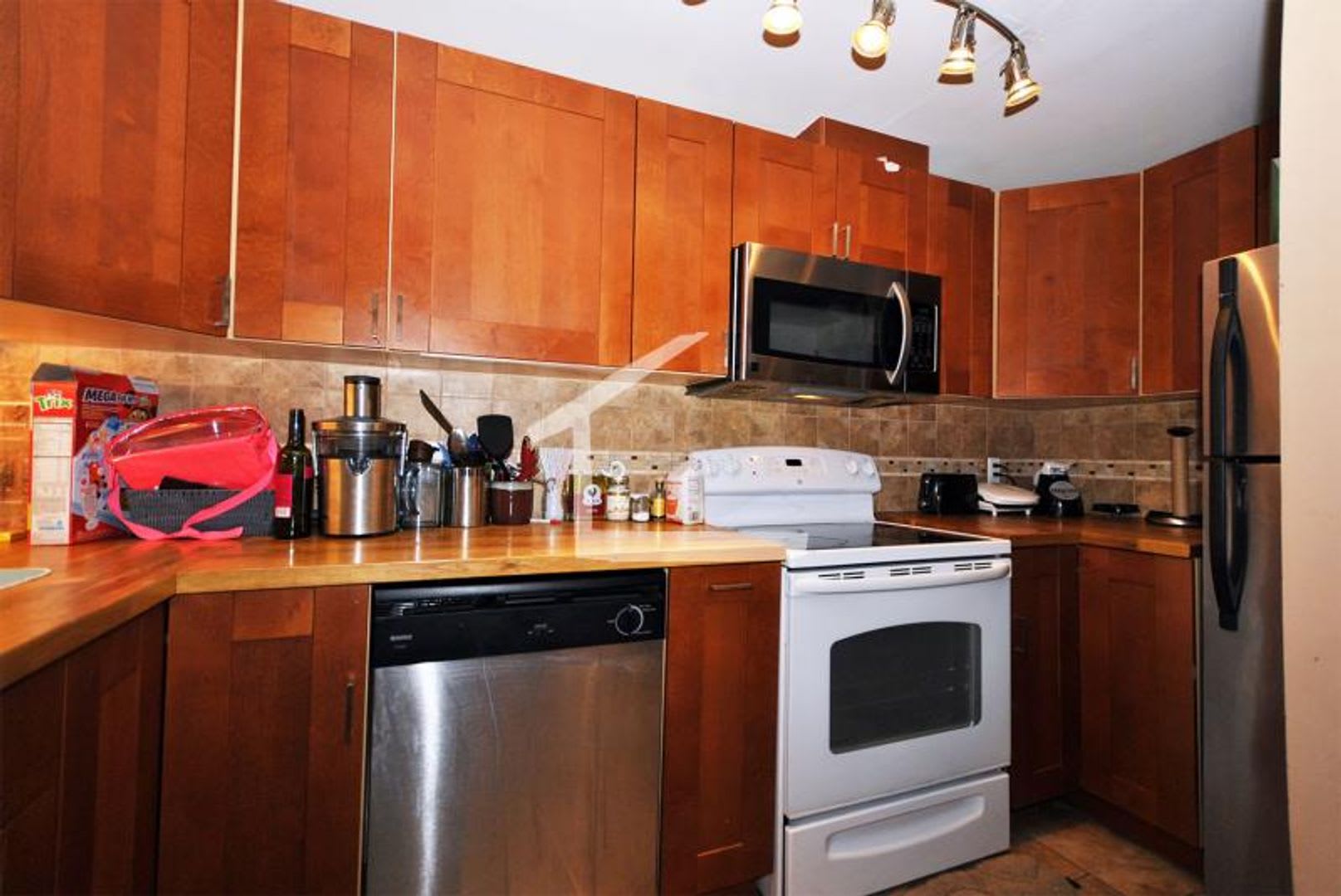 Nicely renovated, huge 3 bed near the Green Line in a prime location! – photo 1