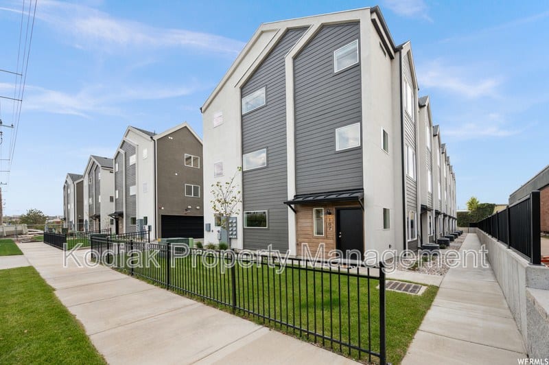 765 N 400 W – photo 1 of 17
