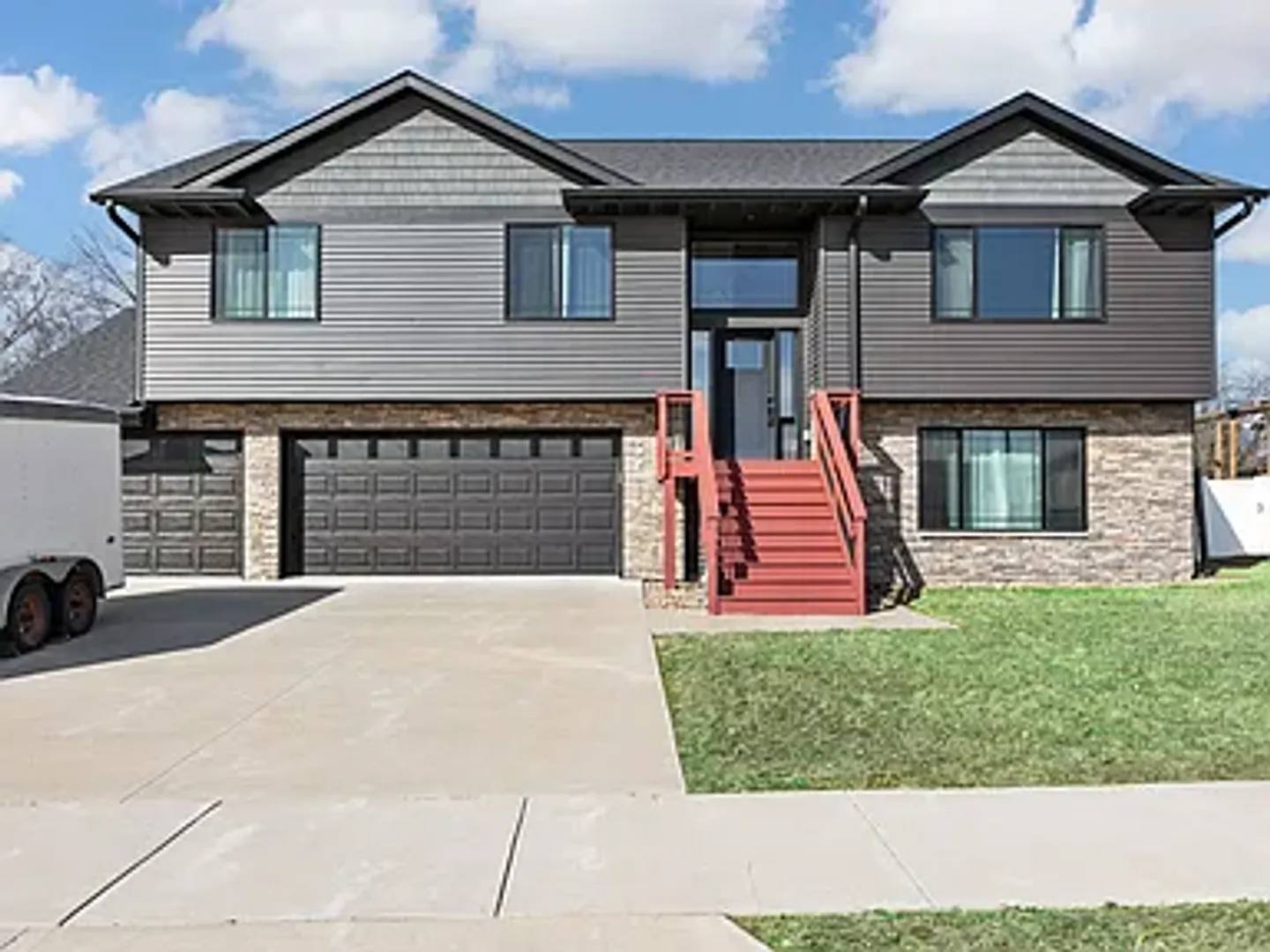 3 000 4 Bedroom 3 Bath House Garage – photo 1 of 8