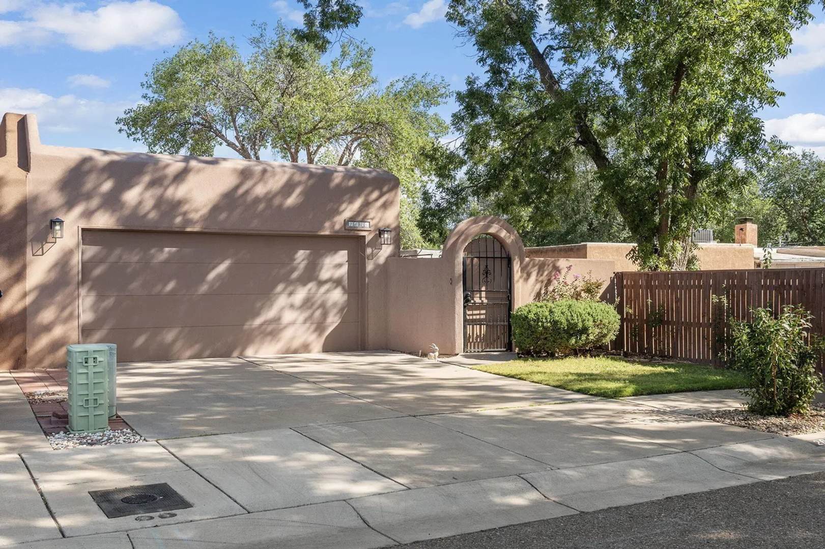 Adorable Townhome, 2 Master Bedroom Suites to Patio Living – photo 1