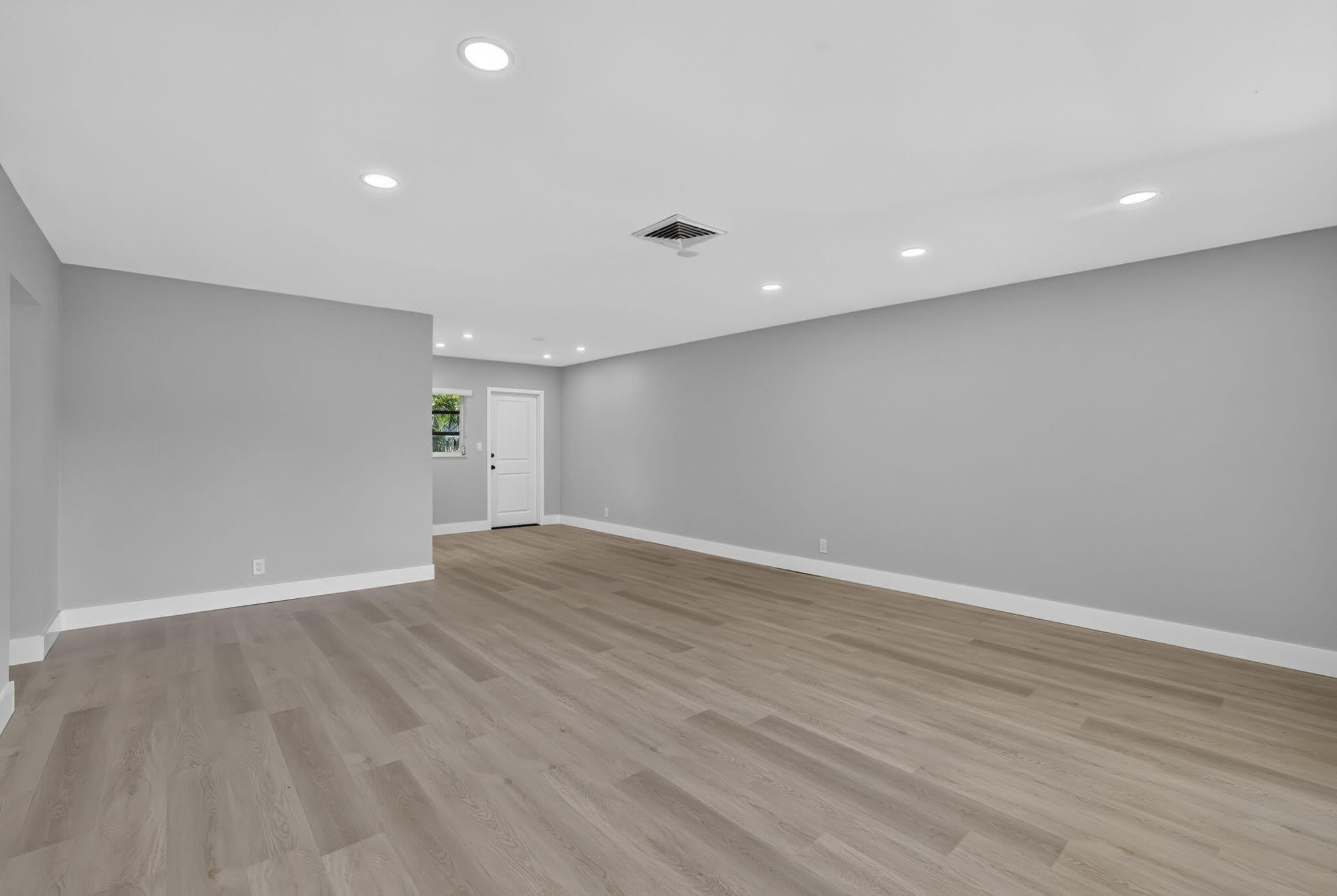 2755 NE 28th Avenue – photo 1 of 51