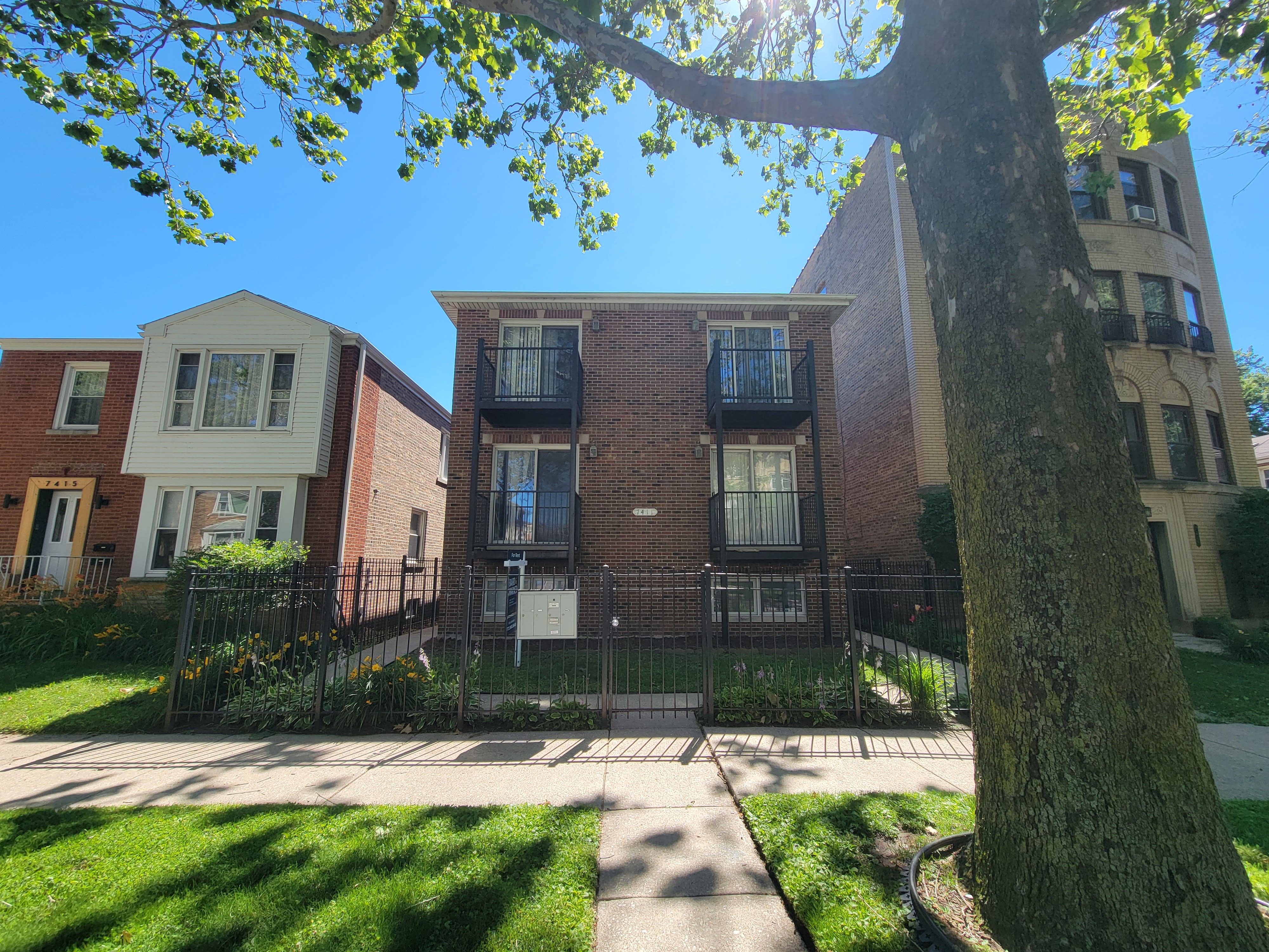 7411 N Claremont Ave – photo 1