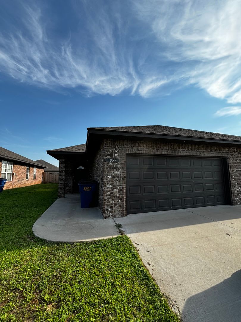 3 br 2 ba duplex with 2 car garage! – photo 1 of 29