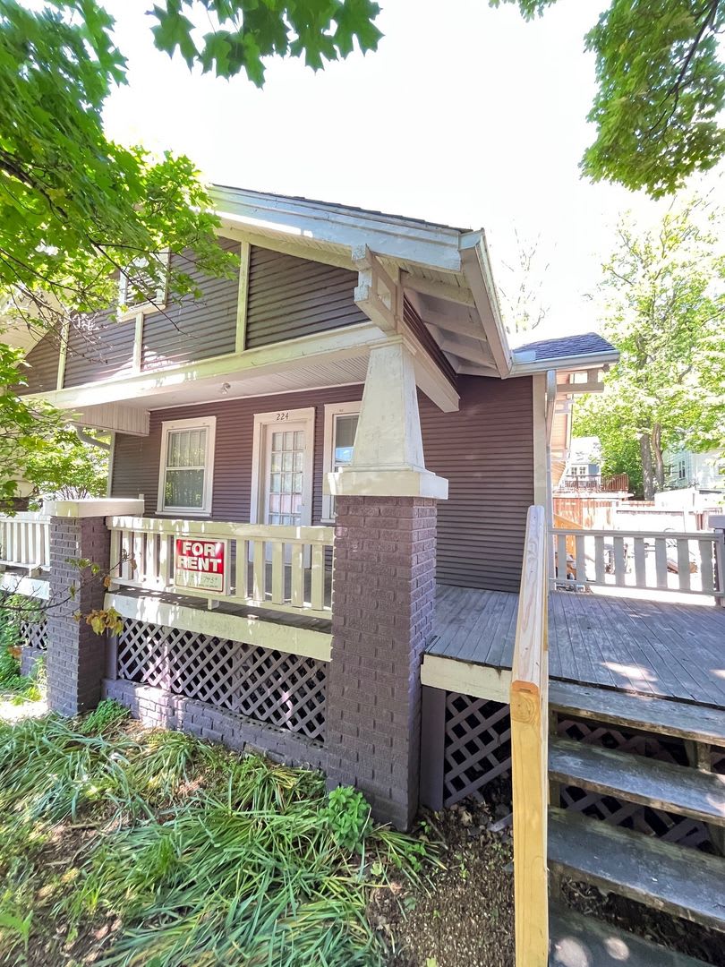 3 bedroom 2 bath off Dickson St, cute front porch – photo 1