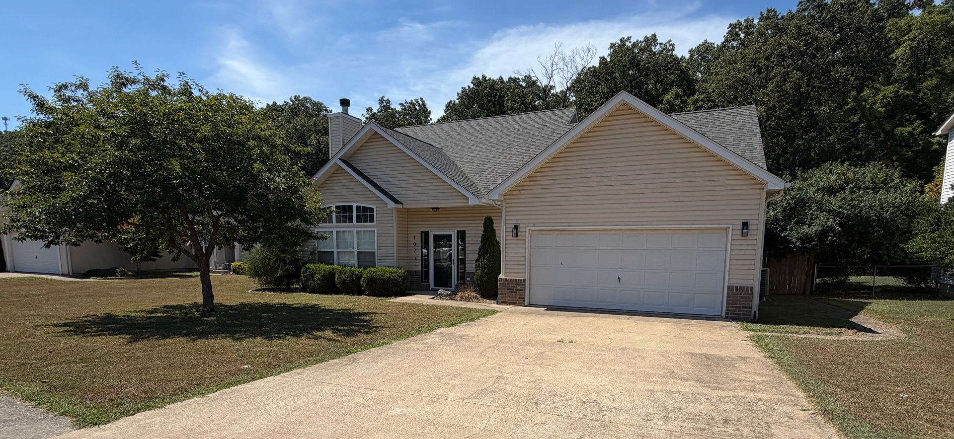 Fenced home close to post! – photo 1