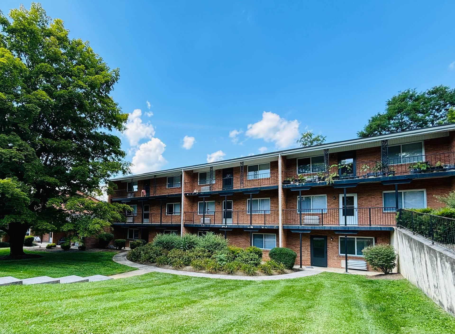 2 Bedroom, 1 Bath Apartment – photo 1