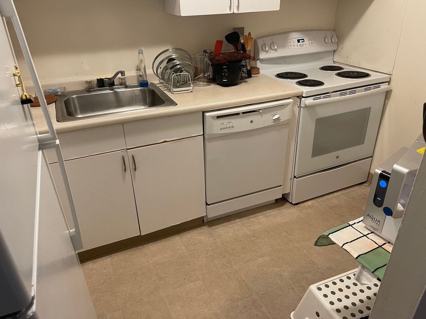 1-bed w/ Heat & Parking – photo 1
