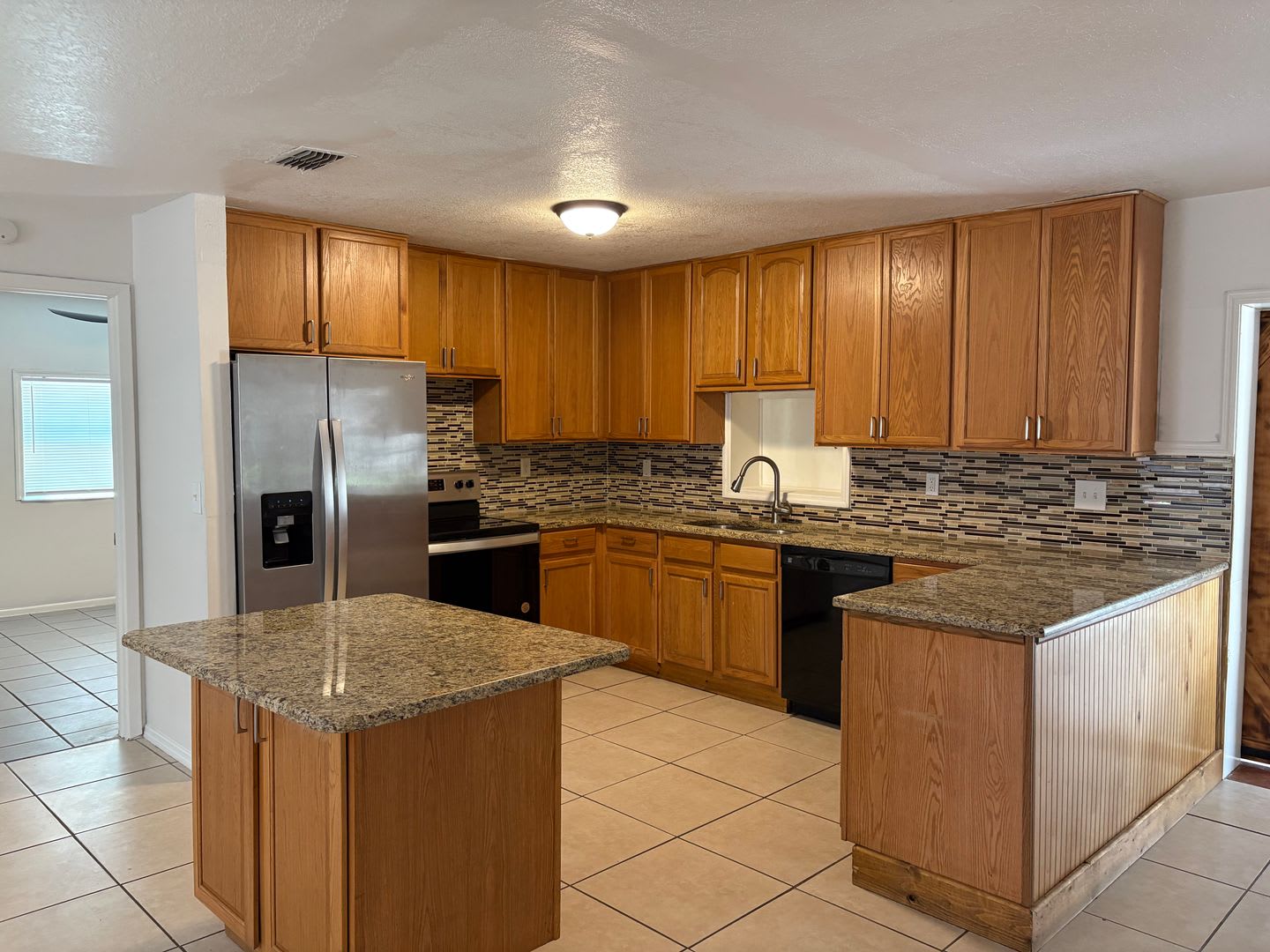 Newly Renovated 4 Bedroom 2 Bathroom – photo 1