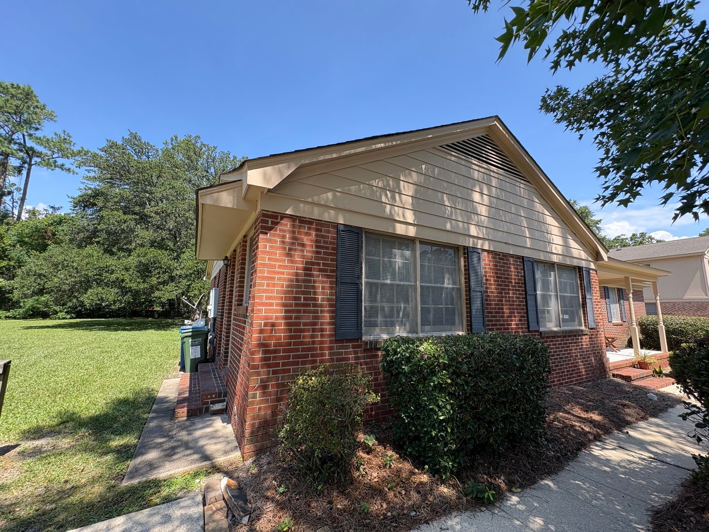 Pet Friendly 2 Bedroom, 1 Bath Duplex Close to Everything Wilmington has to Offer – photo 1