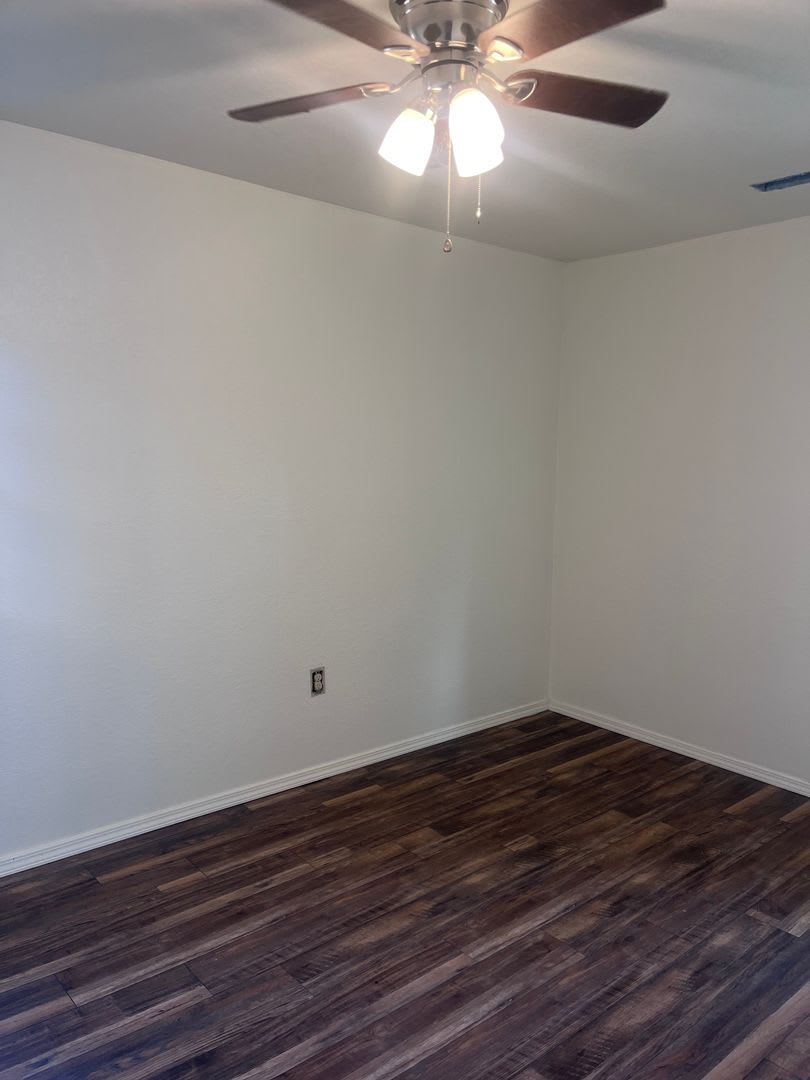 3 bedroom 1.5 bath house with a move in special – photo 1