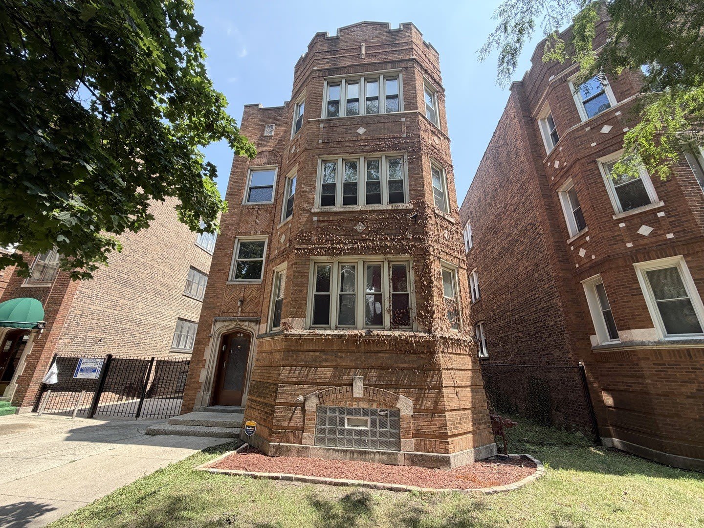7821 S PHILLIPS Avenue – photo 1