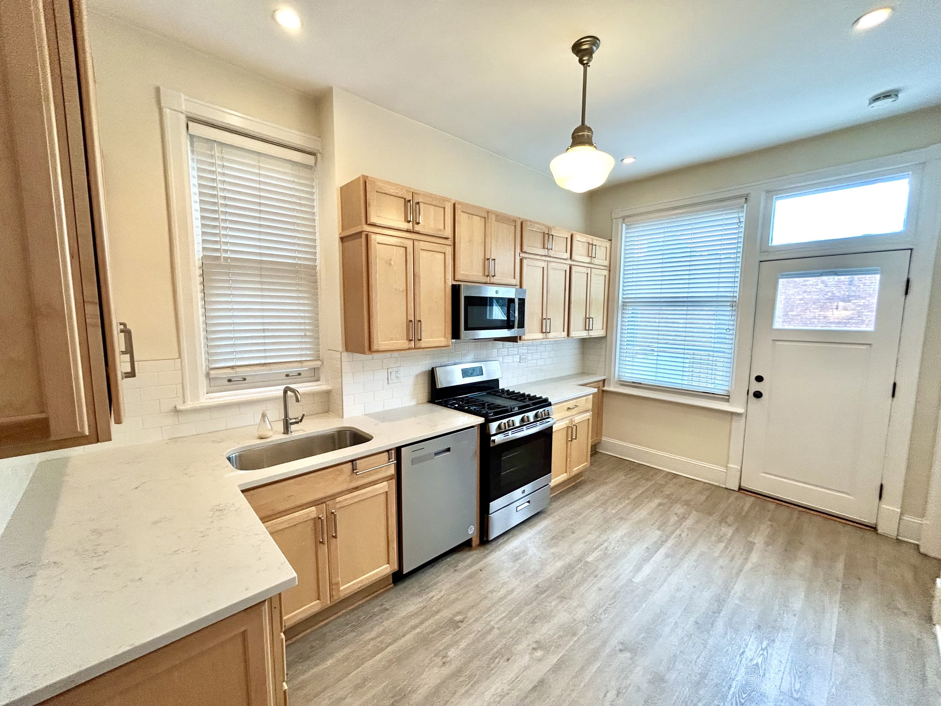 4351 N. Hermitage Ave. – photo 1