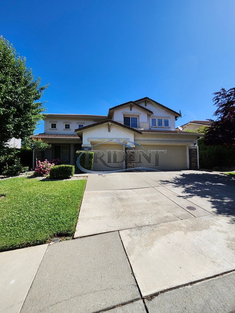 Beautiful 4 bedroom, 2 ½ bath, 2 story house – photo 1