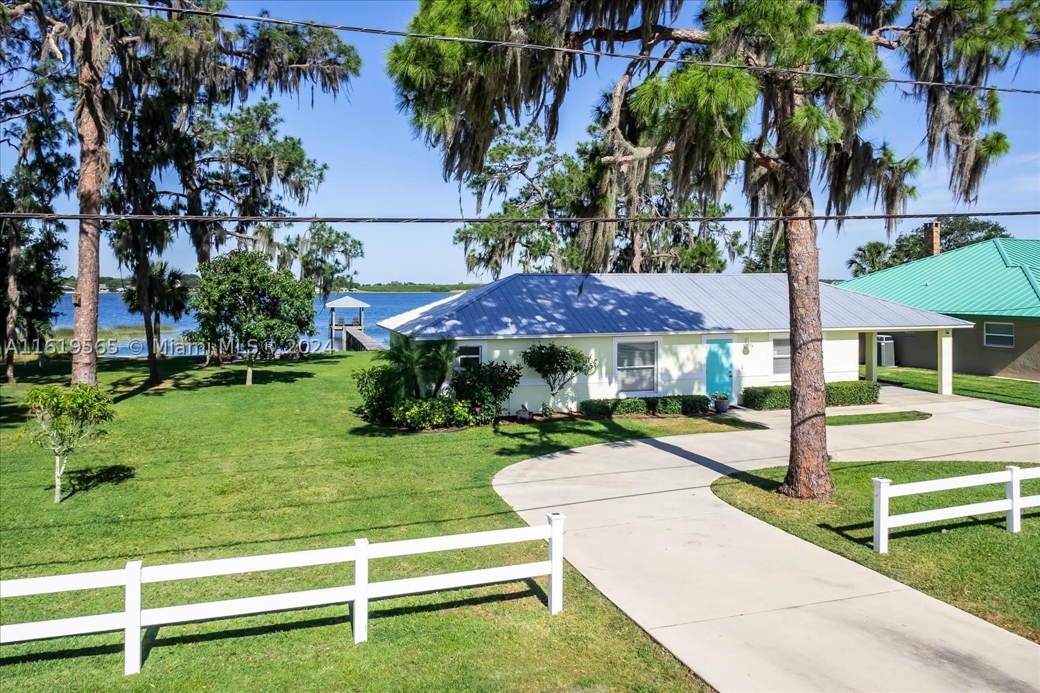 924 Lake Dr E – photo 1