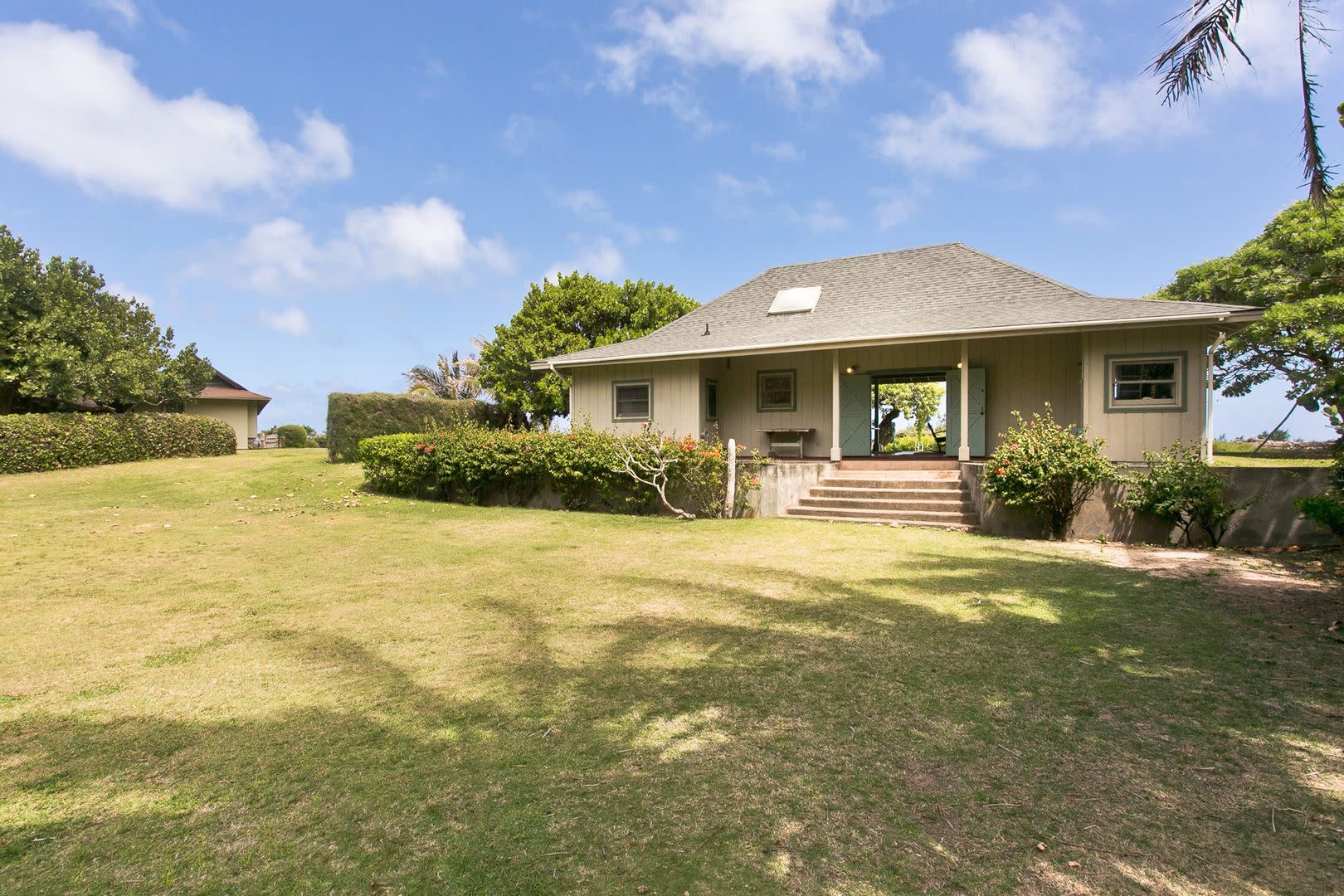 Oceanfront Cottage W Panoramic Views Yard Private Beach Access Waipuna – photo 1 of 16
