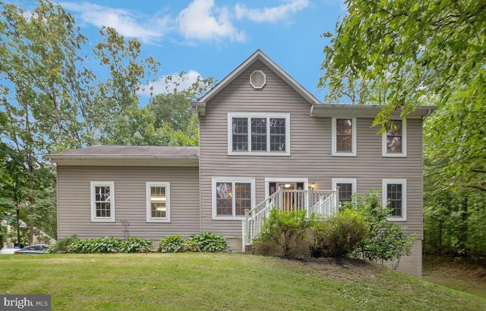 Beautiful 3bd 3.5bth Colonial home!