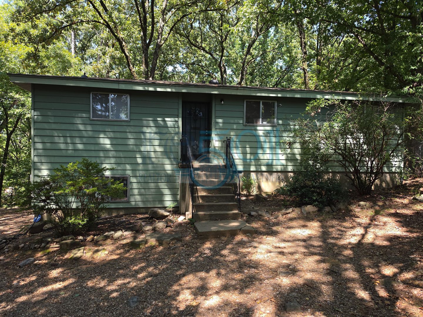 Secluded 3 Bedroom 2 Bathroom House in the City! – photo 1