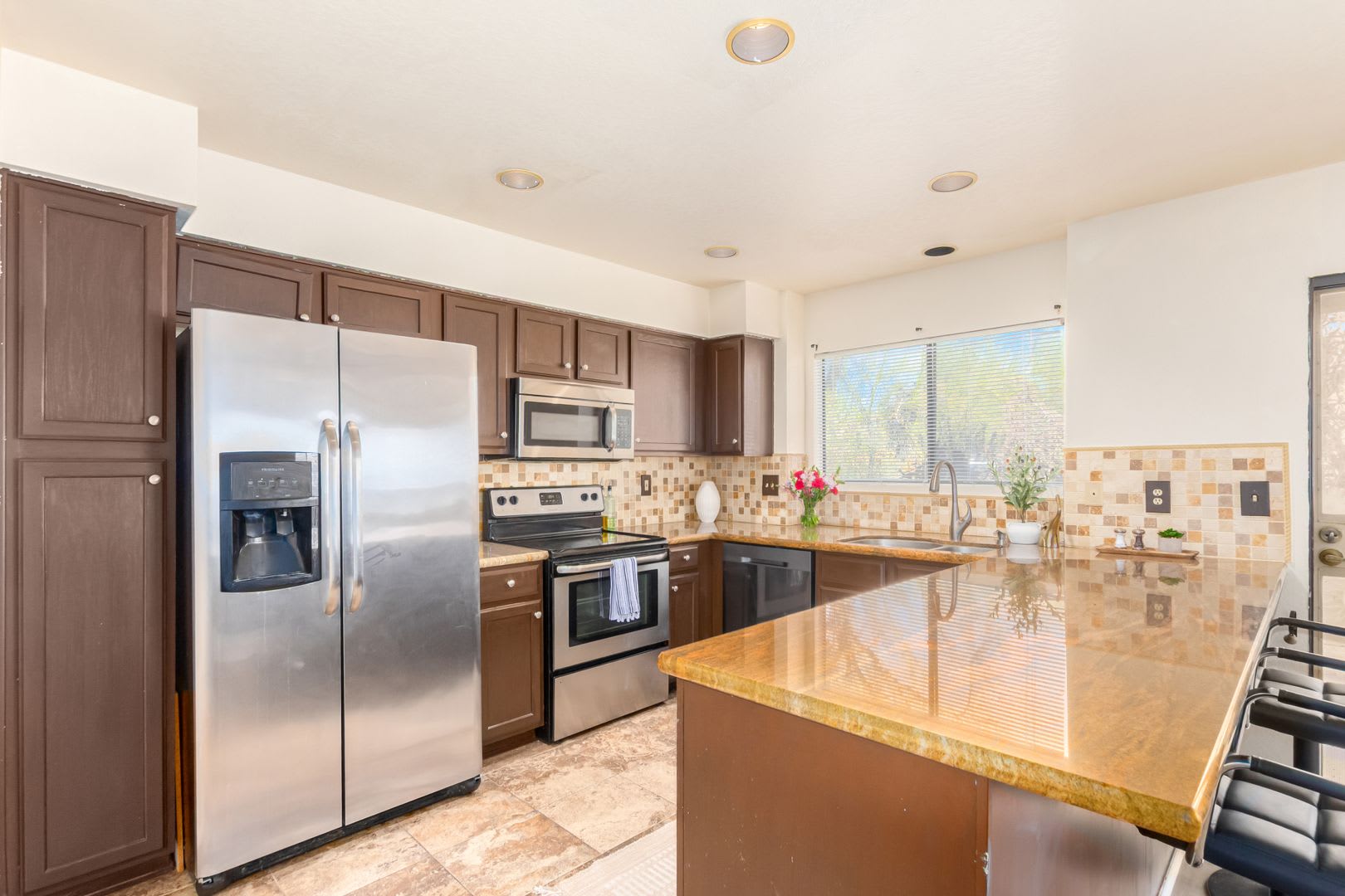 Oro Valley- 3 bedroom/ 3 bathroom home AVAILABLE MID AUGUST! – photo 1 of 37