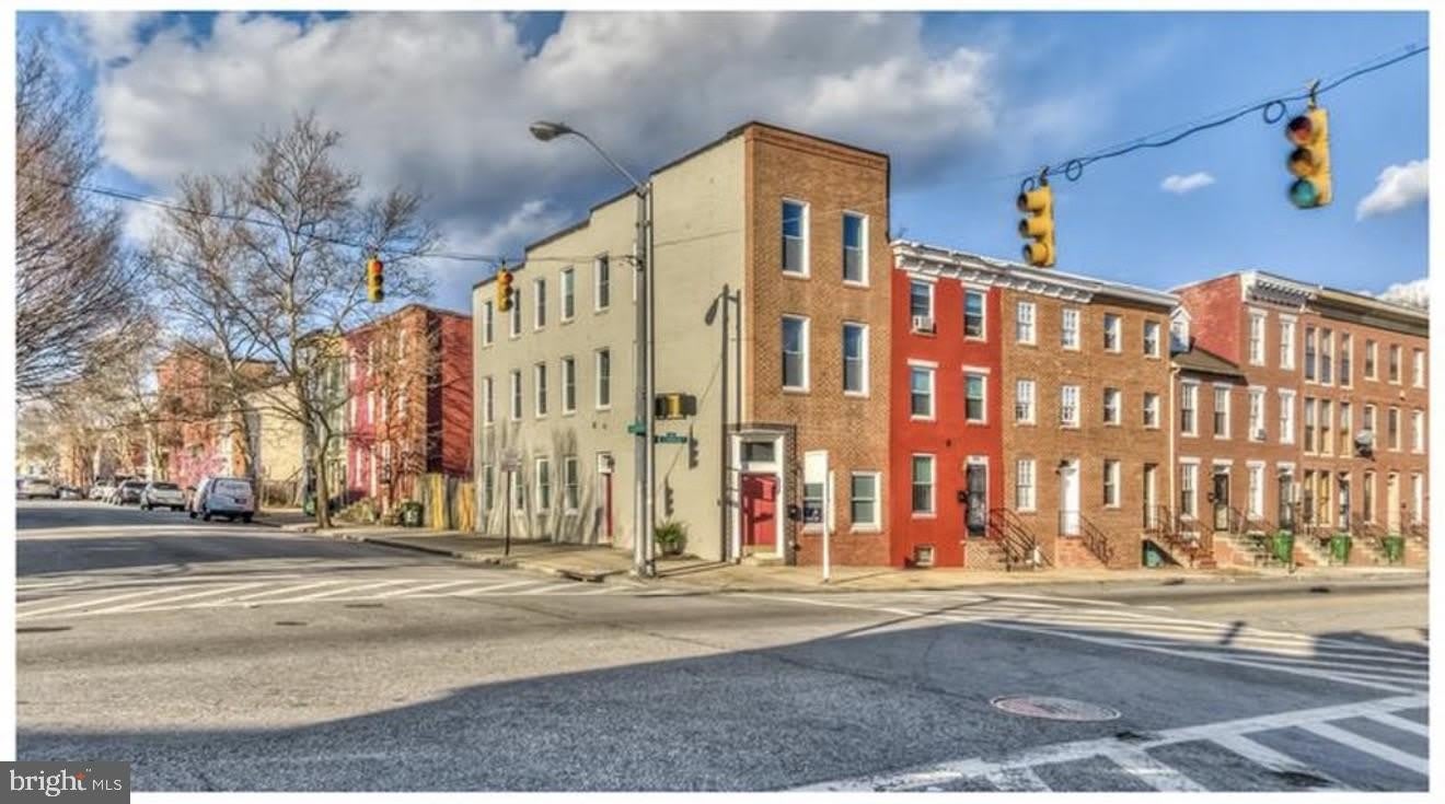 1046 W LOMBARD Street – photo 1