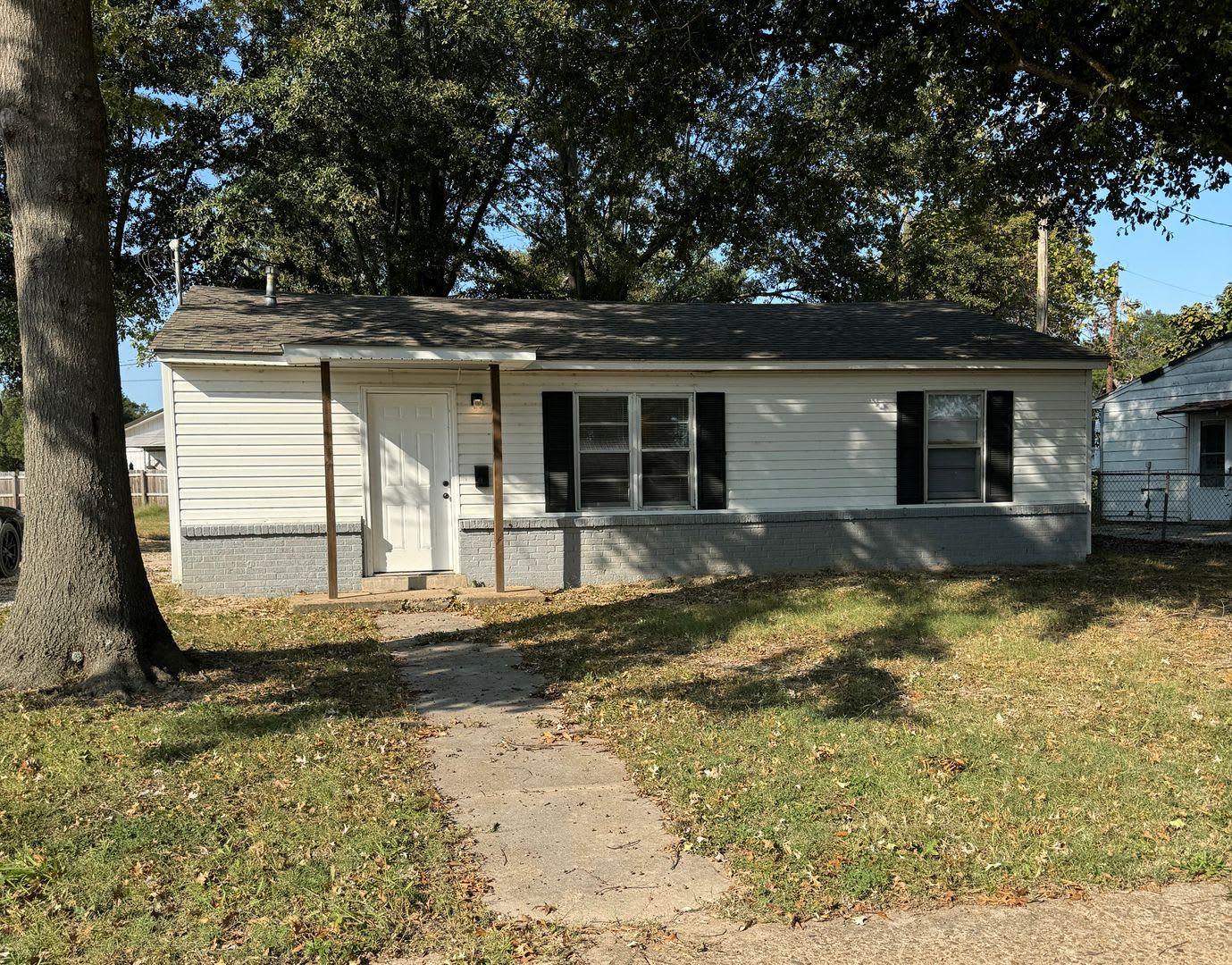 3 Bed / 1 Bath house in Truman. READY NOW! – photo 1 of 10