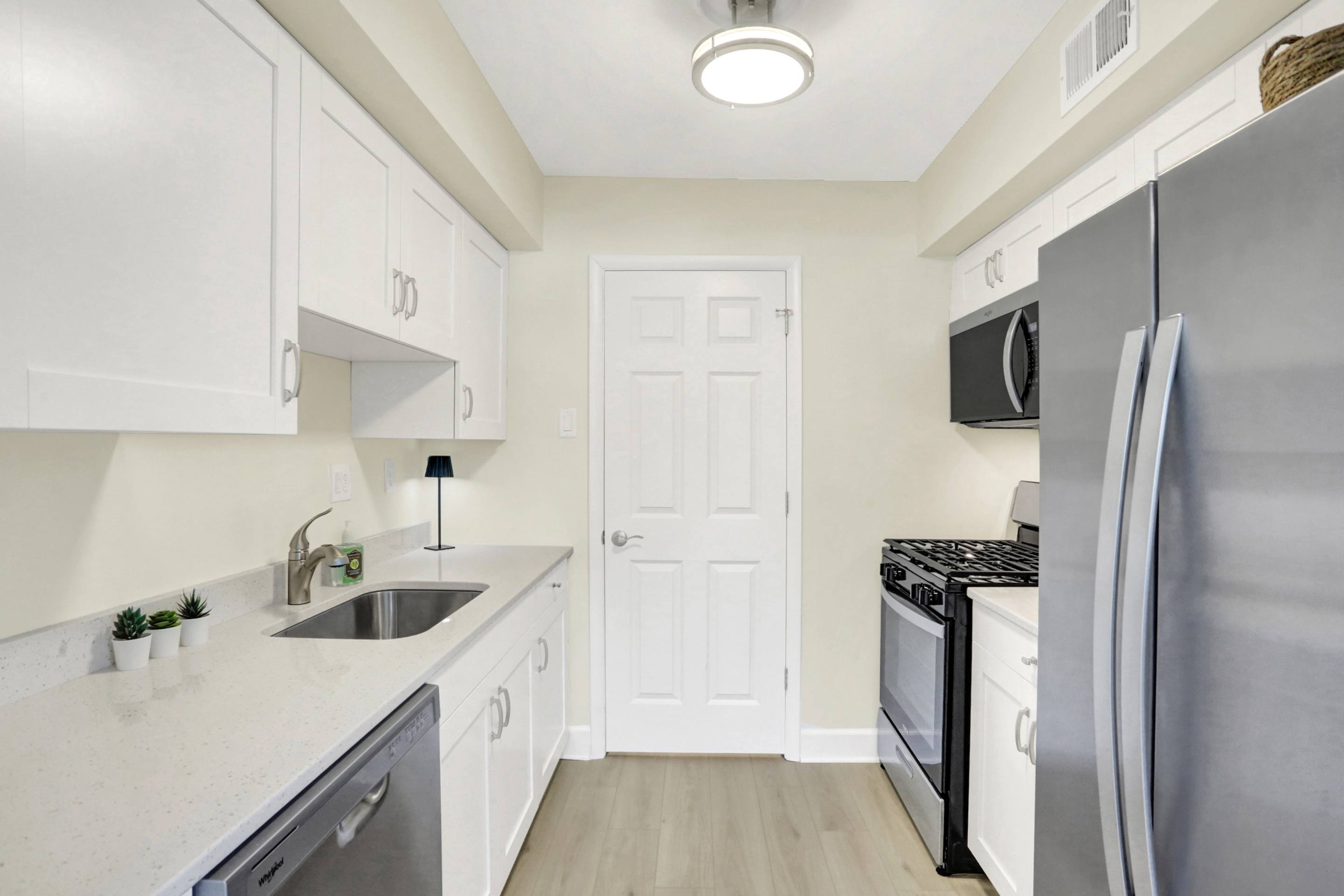 Twin Lakes Apartments – photo 1