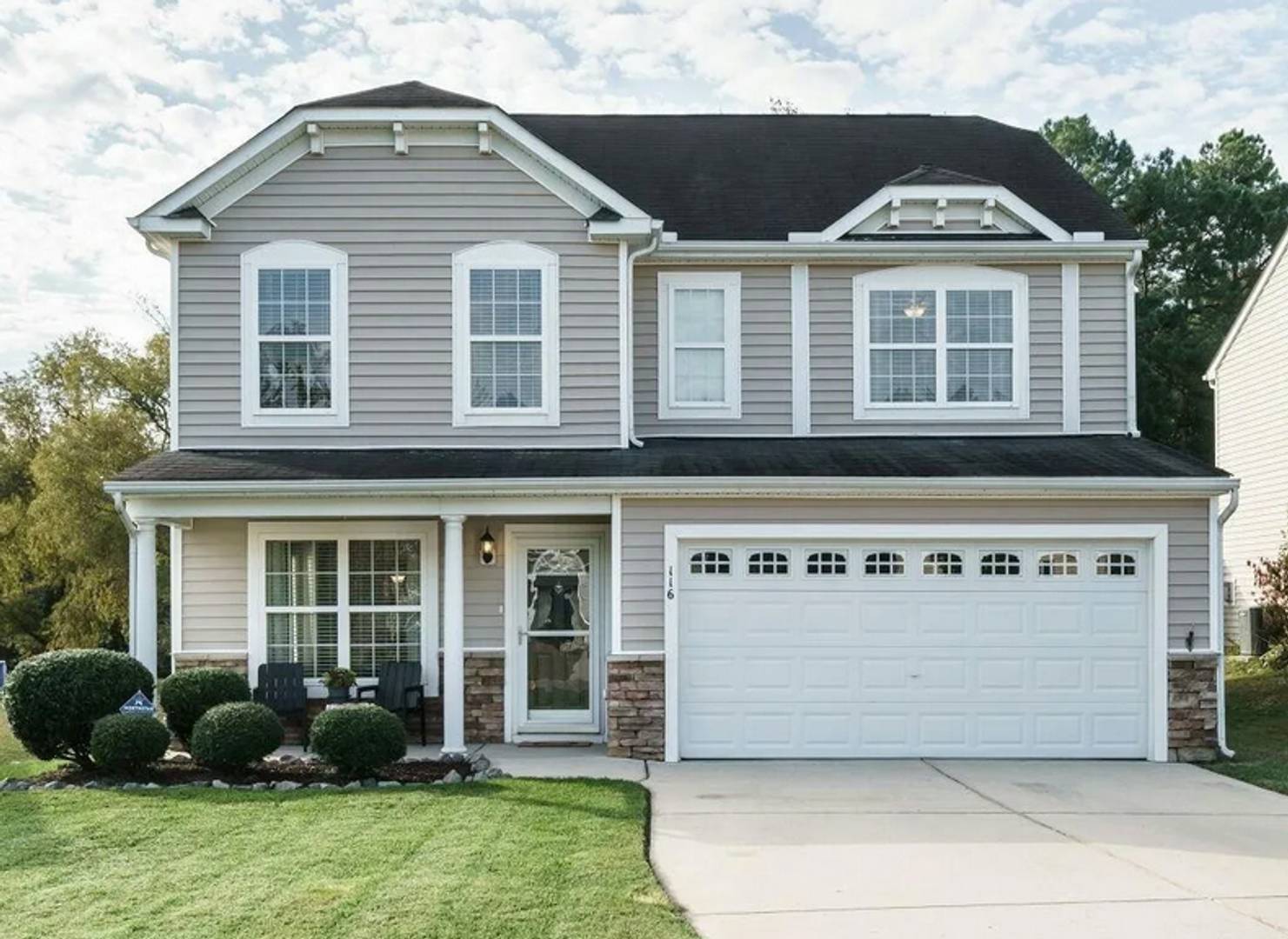 4 Bedroom, 2.5 Bath Home- Short Commute to Fort Bragg! – photo 1