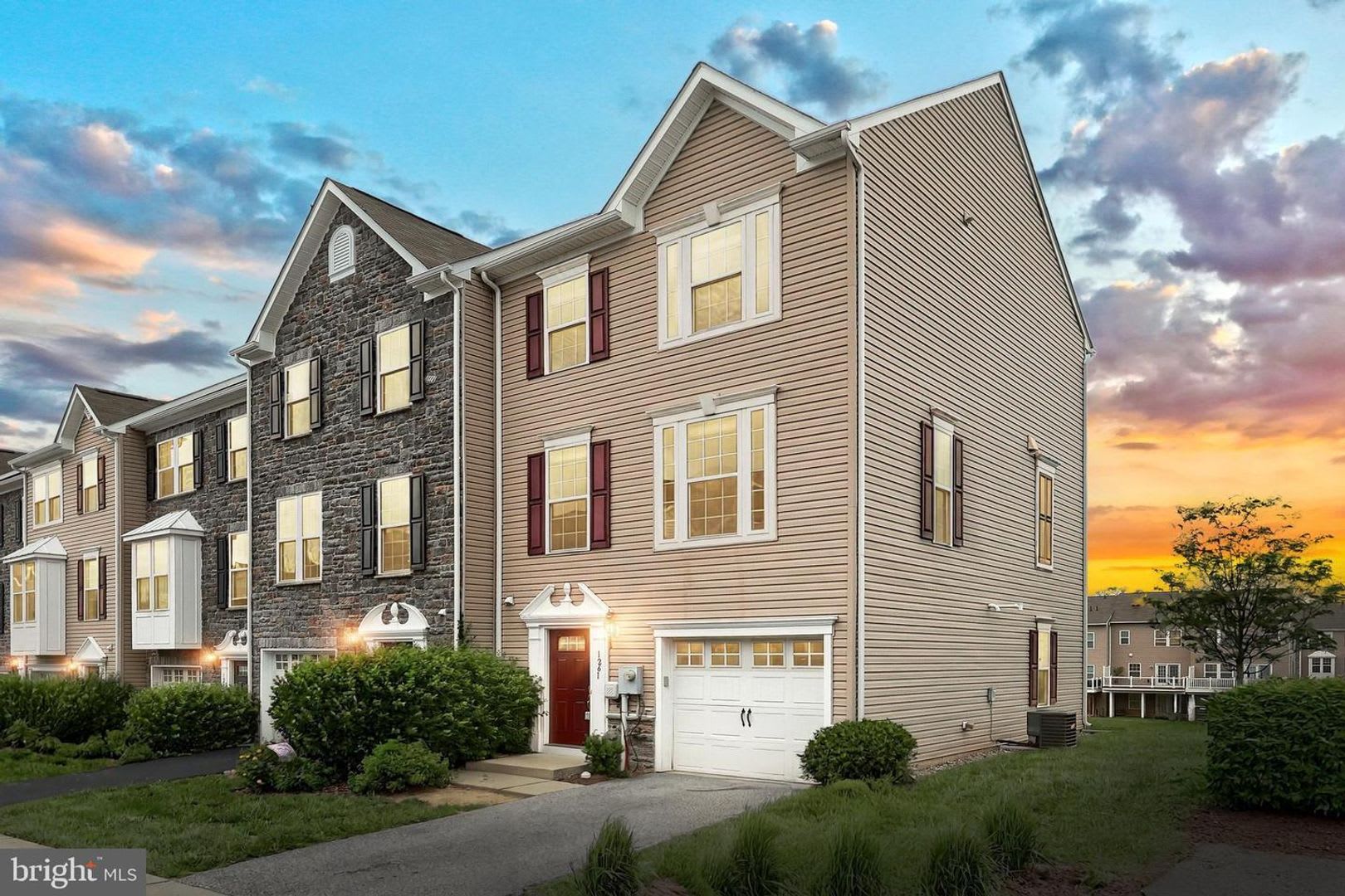End Unit Townhome in Regents Glen Community! – photo 1
