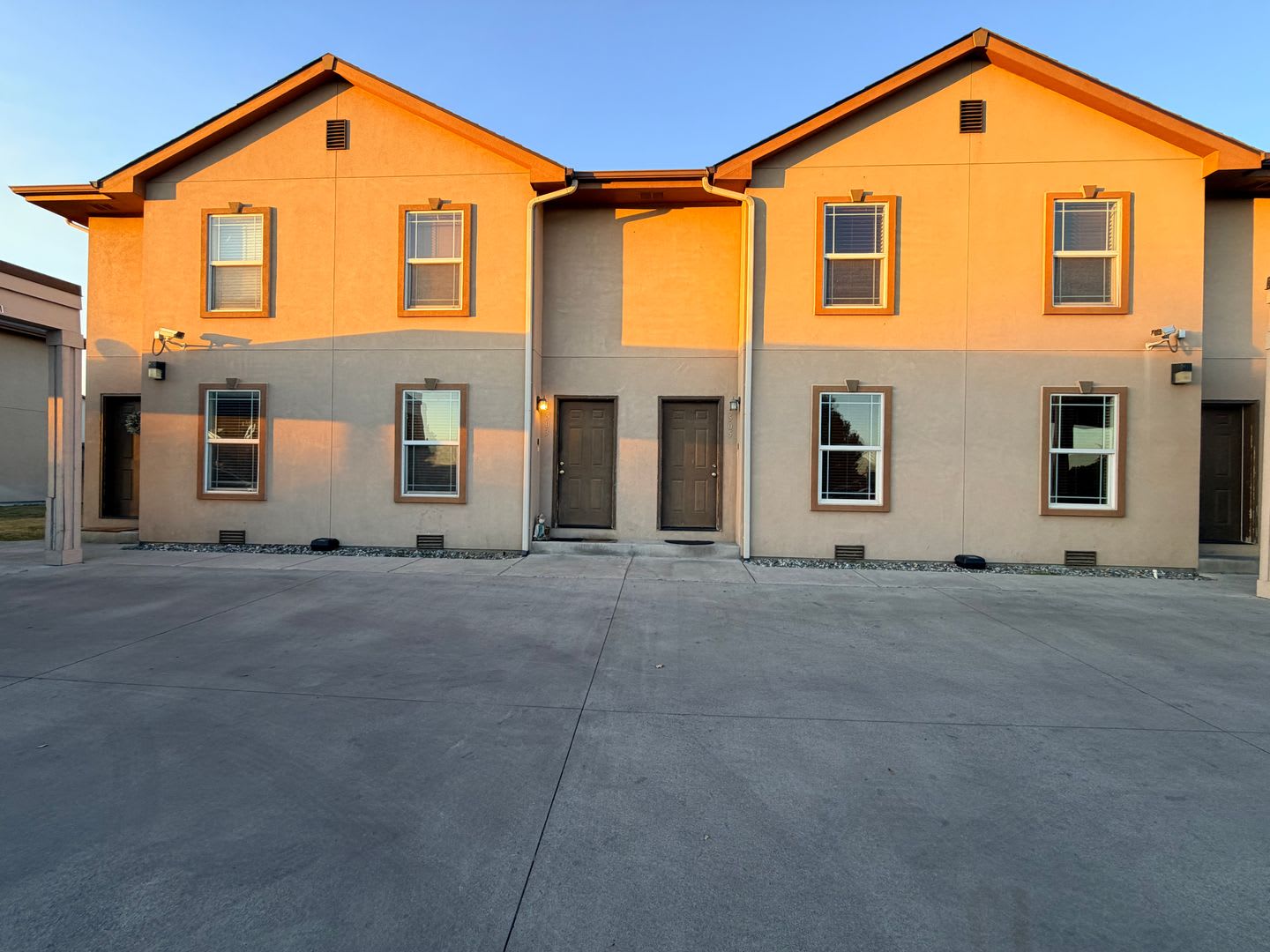 435 E Street NE – photo 1 of 23
