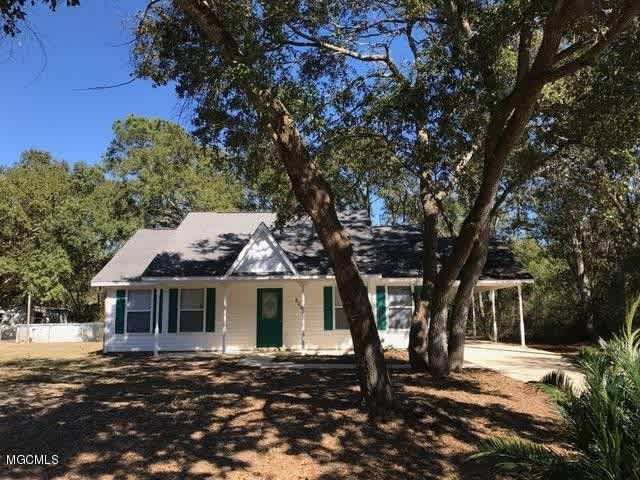 Charming Coastal Retreat in Ocean Springs, 2-bedroom 2-Bath home – photo 1 of 6