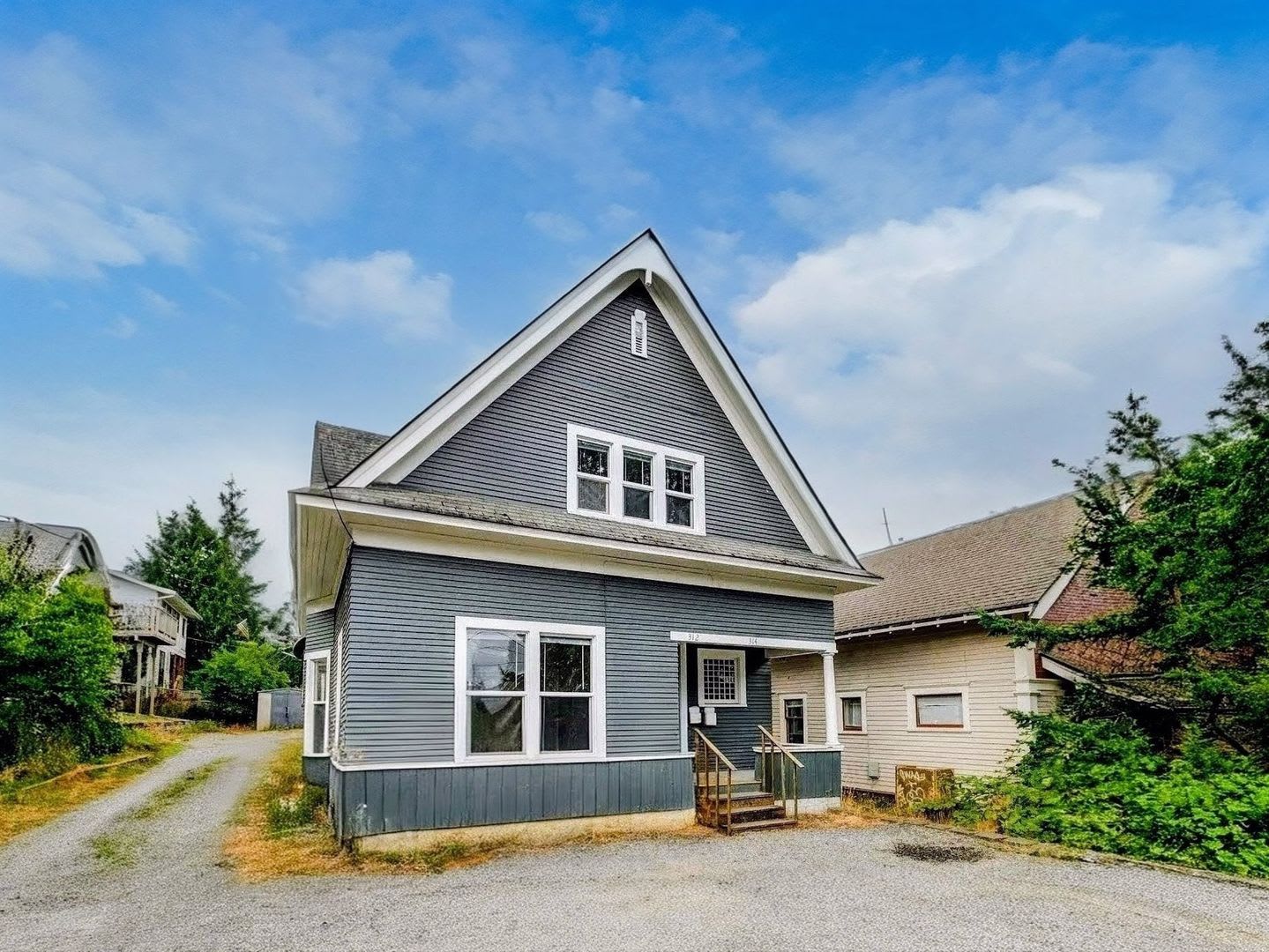 Limited-Time Offer: $25 Application Fee, Apply Today! Large 6 Bedroom House Available in August!! – photo 1
