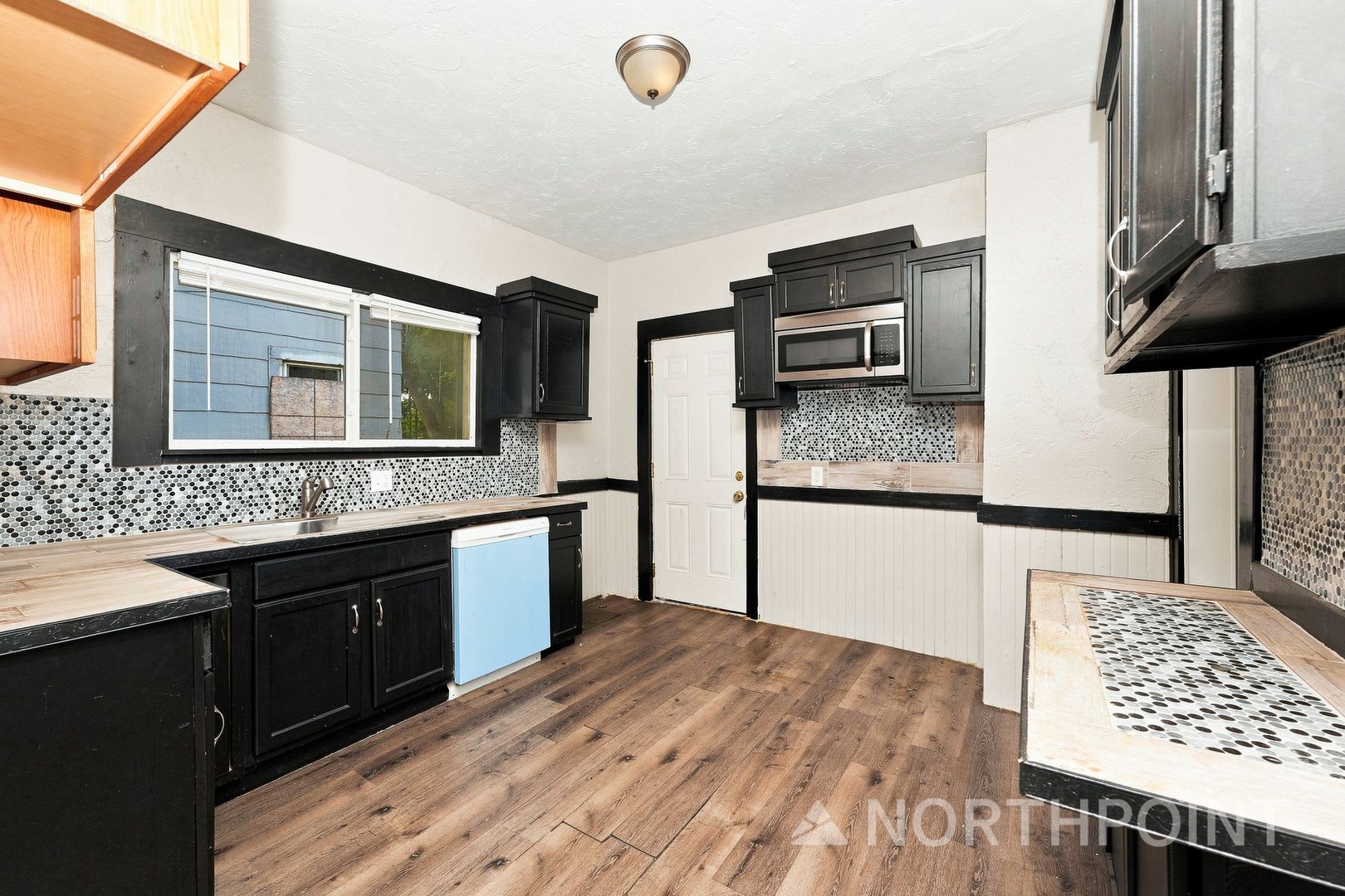 Single Family- 4 bedrooms- large front porch – photo 1